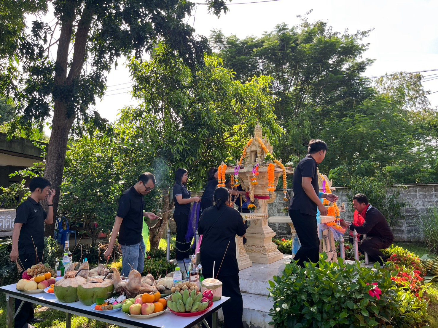 title - ส.ป.ก. อุตรดิตถ์ จัดพิธีไหว้ศาลพระภูมิ ศาลตา-ยาย และศาลเจ้าที่ เพื่อเสริมความเป็นสิริมงคล สร้างขวัญและกำลังใจแก่เจ้าหน้าที่ในการปฏิบัติงาน ประจำปีงบประมาณ พ.ศ. ๒๕๗๐